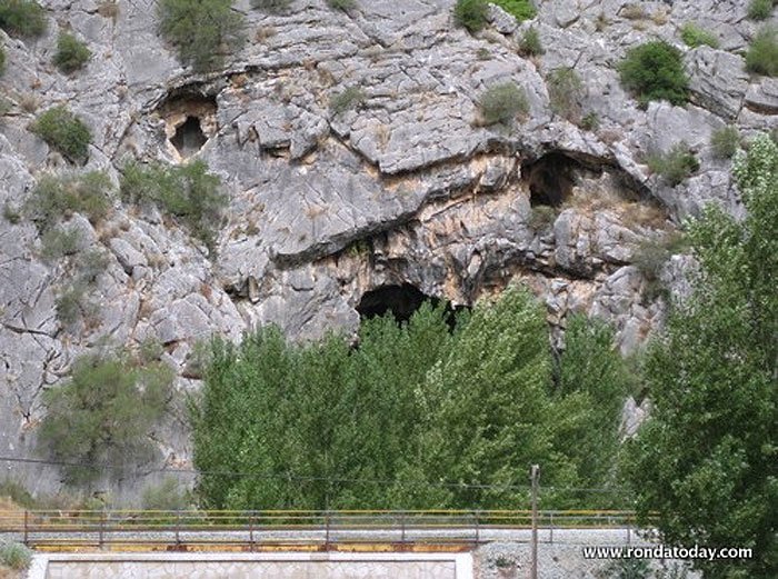 Walking from benaojan to cueva del gato