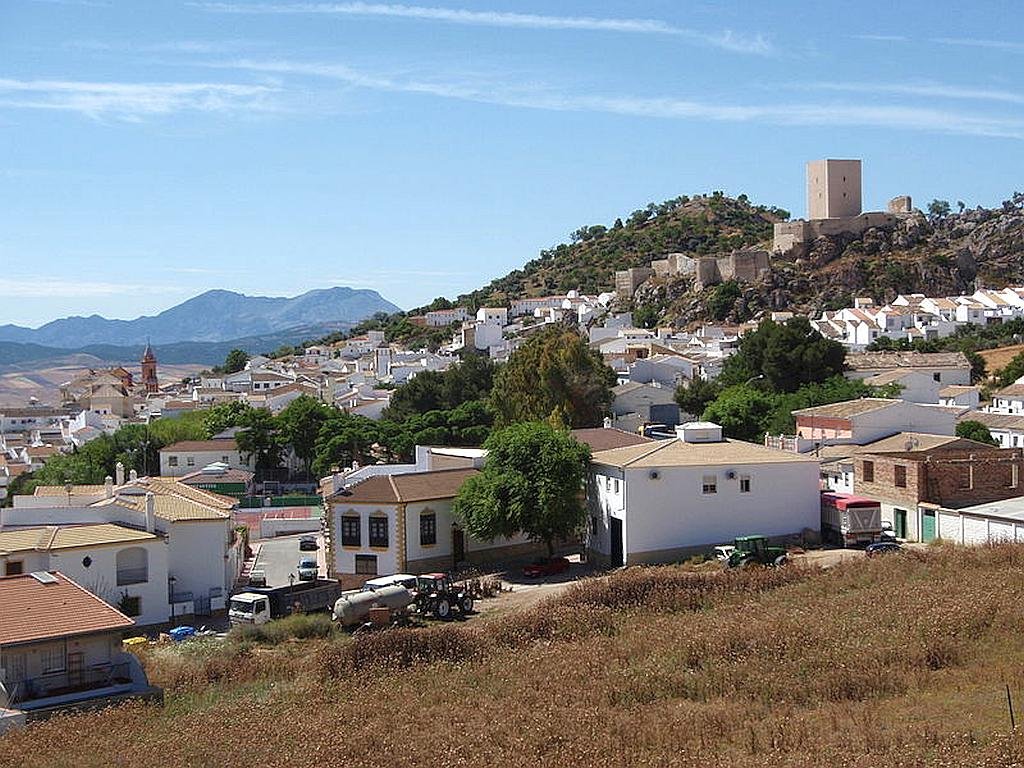 The castle of Hins-Canit in Cañete la Real is located at the top of an enormous limestone pavement that reaches to almost 800 metres above sea level.